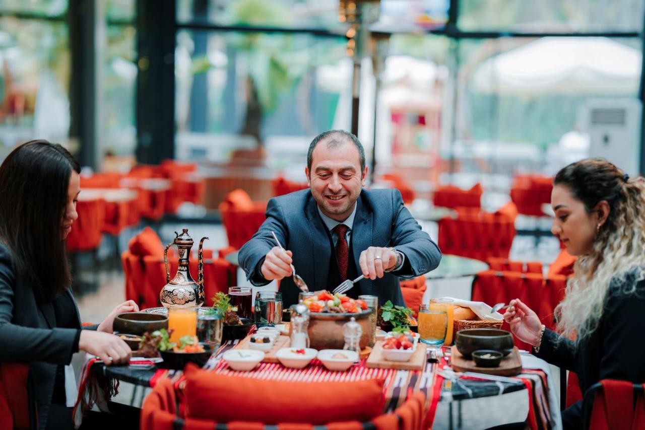 Mercure Trabzon Hotel Luaran gambar A man eating at a restaurant