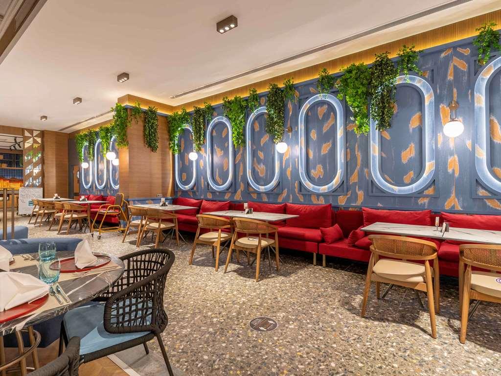 Mercure Trabzon Hotel Restoran gambar Interior of a restaurant in the mall